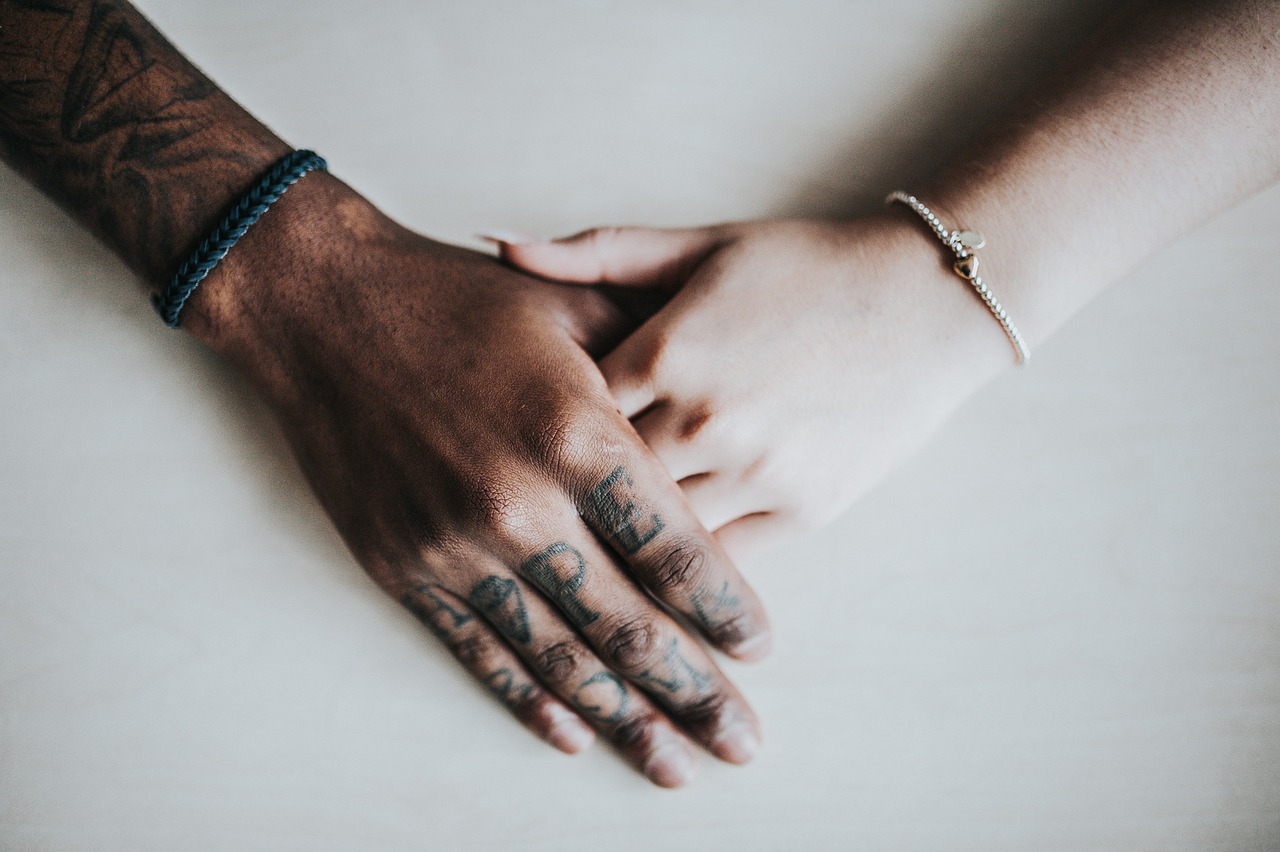 hands-1867428_1280 (1)